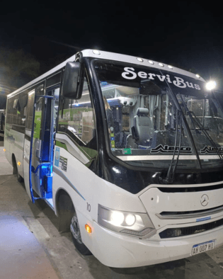Bus mediano preparado para salidas