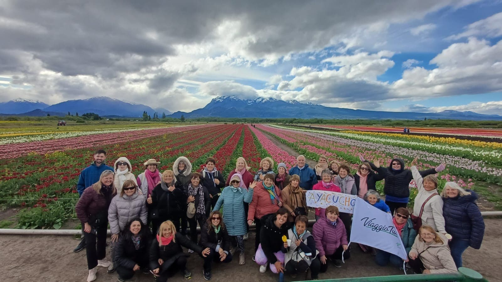 CAMPO DE TULIPANES- LAGO PUELO Y TREVELIN